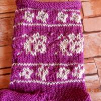 Handgestrickte lila  Damensocken mit Muster und Strasssteinchen, Bild 3