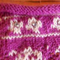 Handgestrickte lila  Damensocken mit Muster und Strasssteinchen, Bild 4