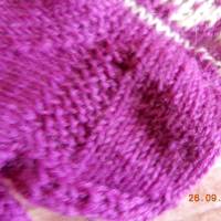 Handgestrickte lila  Damensocken mit Muster und Strasssteinchen, Bild 5