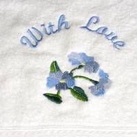 Gästehandtuch With Love mit einer blauen Blume bestickt von Hobbyhaus Bild 10