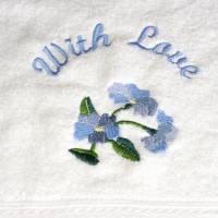 Gästehandtuch With Love mit einer blauen Blume bestickt von Hobbyhaus Bild 2