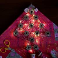 Wanddeko HANDARBEIT künstlerischer abstrakter Weihnachtsbaum auf einem Keilrahmen Künstlerbaum mit LED-Beleuchtung Bild 10