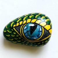 Bemalter Stein Drachenauge Gelb/Grün mit blauen Auge Bild 1