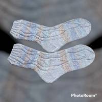 Wollsocken, Kuschelsocken, Socken Gr. 43/44 handgestrickt, mit einem dezenten Muster in blau-grau-braun Bild 1