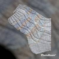 Wollsocken, Kuschelsocken, Socken Gr. 43/44 handgestrickt, mit einem dezenten Muster in blau-grau-braun Bild 2