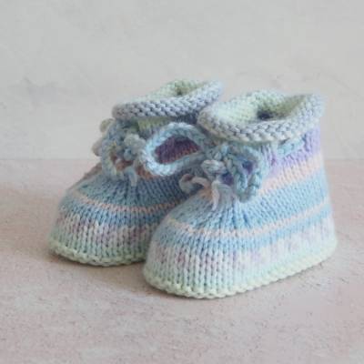 bunte Babyschuhe, in Pastellfarben gestreift, aus super weichem Babygarn, von Hand gestrickt, 3-6 Monate