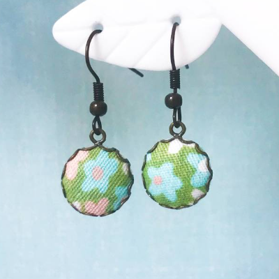 Stoffknopf Blümchen Ohrhänger bronze/antikgold