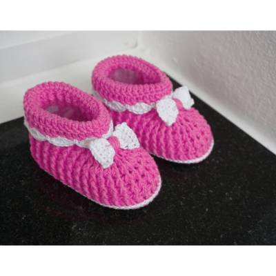 Häkelanleitung für Babyschühchen mit Schleife