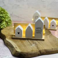 Holzleiste mit Häusern aus Raysin und Beleuchtung Bild 1