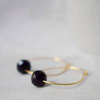 Jade Creolen Schwarz Gold, schwarze Jade Hoop Ohrringe, Stein, Edelstein Perlen, minimalistische vergoldete Edelstahl Bild 1