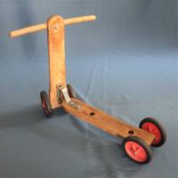 alter Kinderroller aus Holz mit 4 Rädern Bild 5