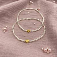 Perlenarmband mit weißen Perlen und kleinem Herz. Bild 10