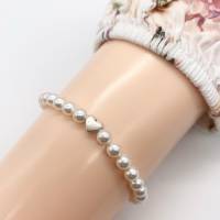 Perlenarmband mit weißen Perlen und kleinem Herz. Bild 2