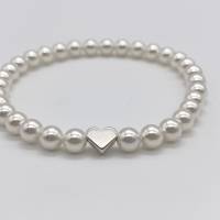 Perlenarmband mit weißen Perlen und kleinem Herz. Bild 4