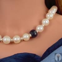 weiße Statement Perlenkette mit blauem Saphir großer Silberverschluss Bild 2