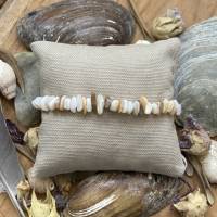 La Côte - Beigefarbenes Perlenarmband mit Muschelsplittern und Rocailles aus Messing Bild 1
