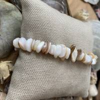La Côte - Beigefarbenes Perlenarmband mit Muschelsplittern und Rocailles aus Messing Bild 3