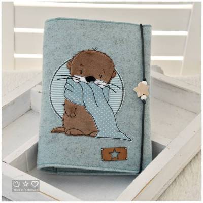 U-Hefthülle aus hellgrünen Wollfilz mit Doodlestickerei Otter mit Schal, personalisierbar