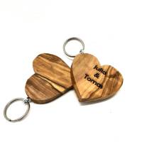 Schlüsselanhänger Herz flach aus Olivenholz Bild 1