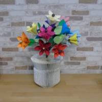 gefaltete Buchvase mit bunten Kusudama-Blumen // Dekoration // Vase // Geschenk // Blumenvase // Papierblumen // Muttert Bild 2