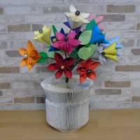 gefaltete Buchvase mit bunten Kusudama-Blumen // Dekoration // Vase // Geschenk // Blumenvase // Papierblumen // Muttert Bild 4