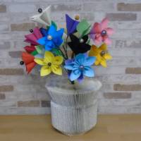 gefaltete Buchvase mit bunten Kusudama-Blumen // Dekoration // Vase // Geschenk // Blumenvase // Papierblumen // Muttert Bild 5