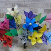 gefaltete Buchvase mit bunten Kusudama-Blumen // Dekoration // Vase // Geschenk // Blumenvase // Papierblumen // Muttert Bild 7