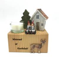 Süße Winterdeko, Naturholzblock, Tanne, Haus, Wichtel und Teelicht Bild 1