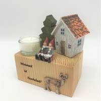 Süße Winterdeko, Naturholzblock, Tanne, Haus, Wichtel und Teelicht Bild 2