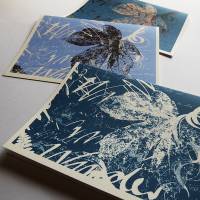 Postkartenset 3 Stück handgemacht Blätter mit Kalligraphie in verschiedenen Blautönen Bild 2
