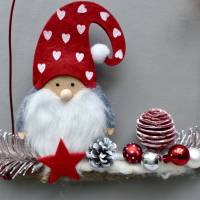 Türkranz* mit Wichtel-Zwerg auf Ast, rote Weihnachts-Fensterdeko für den Advent Bild 3