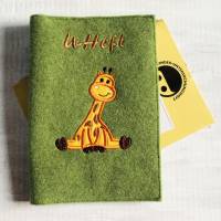 Bestickte U-Heft Hülle aus Filz "Giraffe" inkl. Wunschnamen *individuell angefertigt Bild 1