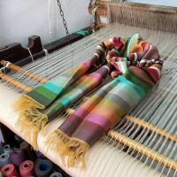 Regenbogenfarben... ein effektvoller Schal aus Agavenseide Bild 2