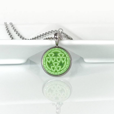 Vintage-Anhänger mit alten Glasknopf anno 1950/60 an zarter Gliederkette