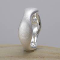 Silberring "Squeeze" Silber 925, Ring mit organischer Form, geschmeidige und verformte Ringschiene Bild 1