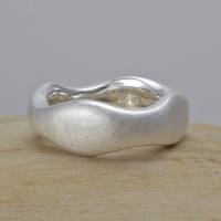 Silberring "Squeeze" Silber 925, Ring mit organischer Form, geschmeidige und verformte Ringschiene Bild 2