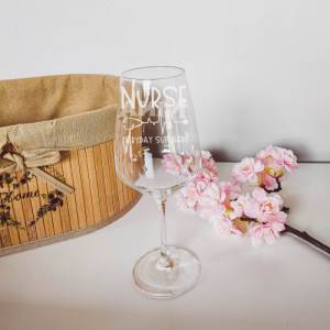 Personalisiertes Weinglas mit Name und Krankenschwester Spruch | Trinkglas mit Namen | Geschenke für Krankenschwester Bild 1