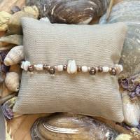 Strandgut - Perlenarmband mit Muschelsplittern, Muschelkernperlen, Glastropfen und messingfarbenen Perlen Bild 1