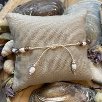 Strandgut - Perlenarmband mit Muschelsplittern, Muschelkernperlen, Glastropfen und messingfarbenen Perlen Bild 3
