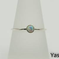 925er Silberring mit rundem schimmerndem künstlichen weißen Opal Bild 1