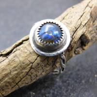 handgeschmiedeter Ring in 925er Silber mit naturförmigem Labradorit Stein Bild 1