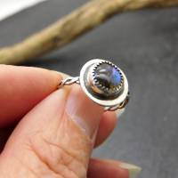 handgeschmiedeter Ring in 925er Silber mit naturförmigem Labradorit Stein Bild 4