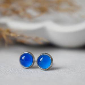 Mini Ohrstecker blauer Achat, 6mm Edelstein Ohrringe, blauer Stein, Schlichte kleine runde Ohrringe, Silber, Edelstahl, Bild 1