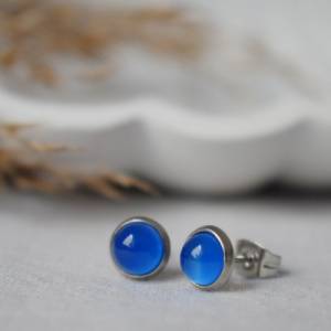 Mini Ohrstecker blauer Achat, 6mm Edelstein Ohrringe, blauer Stein, Schlichte kleine runde Ohrringe, Silber, Edelstahl, Bild 2