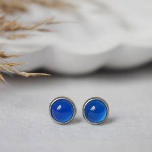 Mini Ohrstecker blauer Achat, 6mm Edelstein Ohrringe, blauer Stein, Schlichte kleine runde Ohrringe, Silber, Edelstahl, Bild 3