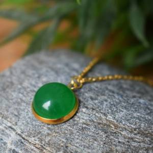 Kette Jade grün, Goldkette mit grünem Stein, grüne Jade Anhänger, Jade Halskette, Cabochon, rund, grün Edelstein Kette, Bild 1