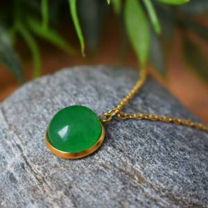 Kette Jade grün, Goldkette mit grünem Stein, grüne Jade Anhänger, Jade Halskette, Cabochon, rund, grün Edelstein Kette, Bild 2
