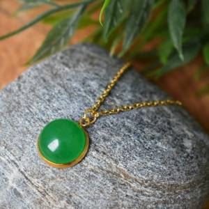 Kette Jade grün, Goldkette mit grünem Stein, grüne Jade Anhänger, Jade Halskette, Cabochon, rund, grün Edelstein Kette, Bild 3