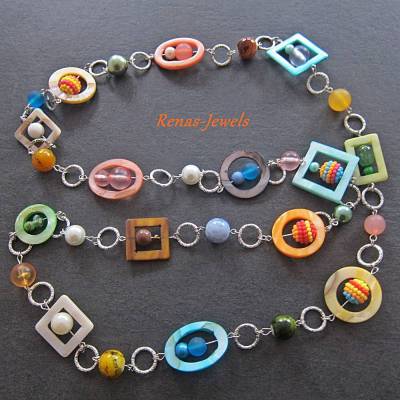 Lange bunte Perlmuttkette handgefertigt – Perlenkette aus Muschel und Glasperlen, silberfarben, 124 cm