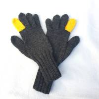 Originelle Fingerhandschuhe mit frechem Zeigefinger in Gelb handgestrickt Größe M ➜ Bild 1